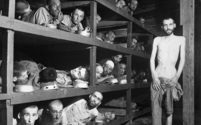Des prisonniers du camp de concentration de Buchenwald quelques jours après la libération. (Crédit : US Army, la défense de Visual Information Center des États-Unis, Image # HD-SN-99-02764, Wikimedia Commons)