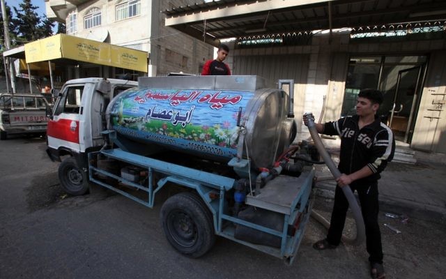 Un Palestinien remplit un camion d'eau propre pour approvisionner des familles qui n'ont pas l'eau potable, à Gaza, en 2010 (photo credit: Wissam Nassar/Flash90).