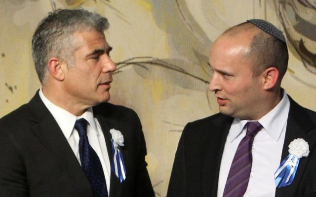 Yair Lapid (à gauche) avec Naftali Bennett (Crédit : Miriam Alster/Flash90)
