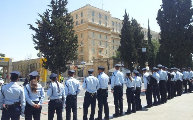 Des policiers israéliens encerclent le King David Hotel. (Crédit : autorisation) Des policiers israéliens encerclent le King David Hotel. (Crédit : autorisation)
