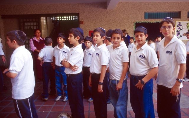 Des élèves de l'école juive Beit Shmuel à Caracas, au Venezuela, en 2005 (Crédit: Serge Attal/Flash90) Des élèves de l'école juive Beit Shmuel à Caracas, au Venezuela, en 2005 (Crédit: Serge Attal/Flash90)