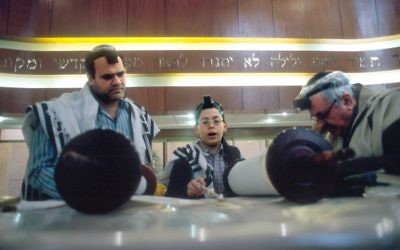 Un jeune garçon juif lit la Torah lors de sa Bar Mitzvah dans la synagogue  Magen David de Caracas, au Venezuela, en 2005. Illustration. (Crédit: Serge Attal/Flash90)