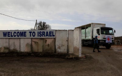 Les soldats de l'ONU regardent un camion de la Croix-rouge internationale chargé de pommes traverser le poste-frontière de Quneitra entre le plateau du Golan israélien et la Syrie en février 2011 (Crédit : Tsafrir Abayov/Flash90) Les soldats de l'ONU regardent un camion de la Croix-rouge internationale chargé de pommes traverser le poste-frontière de Quneitra entre le plateau du Golan israélien et la Syrie en février 2011 (Crédit : Tsafrir Abayov/Flash90)