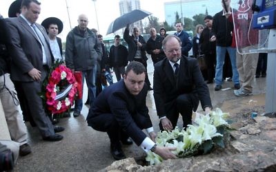 Mathew Gould (g) et Sir Vincent Fean (d) déposent une couronne sur le lieu d'une attaque où un citoyen britannique a été tué - mars 2011 (Crédit : Yossi Zamir/Flash90)