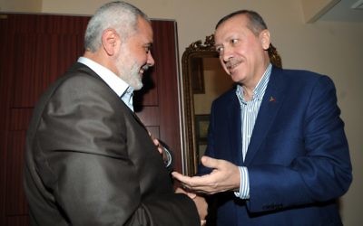 Le président turc Recep Tayyip Erdogan (à droite) avec le chef du Hamas dans la bande de Gaza, Ismail Haniyeh, en janvier 2012. (Crédit : Mohammed Al-Ostaz/Flash90) Le président turc Recep Tayyip Erdogan (à droite) avec le chef du Hamas dans la bande de Gaza, Ismail Haniyeh, en janvier 2012. (Crédit : Mohammed Al-Ostaz/Flash90)