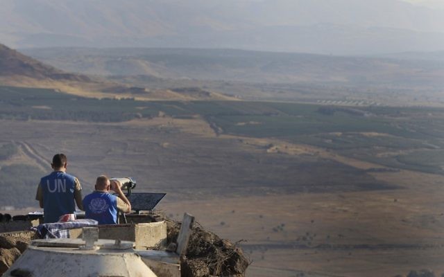 Les forces de maintien de la paix de l'ONU surveillent le côté syrien derrière la frontière, dans le plateau du Golan, en juillet 205. (Crédit : Tsafrir Abayov/Flash90) Les forces de maintien de la paix de l'ONU surveillent le côté syrien derrière la frontière, dans le plateau du Golan, en juillet 205. (Crédit : Tsafrir Abayov/Flash90)