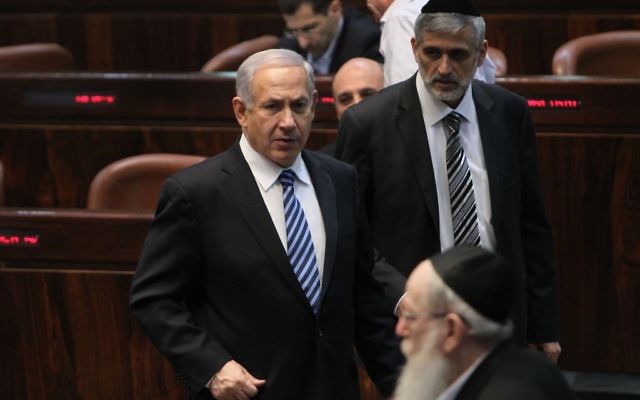 Benjamin Netanyahu avec Eli Yishai du Shas (au fond à droite) et Yaakov Litzman (arrière-plan) à la Knesset en 2013. (Crédit : Miriam Alster/Flash90) Benjamin Netanyahu avec Eli Yishai du Shas (au fond à droite) et Yaakov Litzman (arrière-plan) à la Knesset en 2013. (Crédit : Miriam Alster/Flash90)