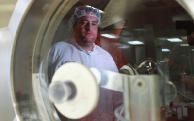 Un employé de l'usine Teva de Jérusalem. Ilustration. (Crédit : Nati Shohat/Flash90)