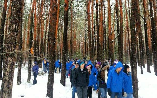 Marche des Vivants dans la forêt de Lupachowo, site d'une exécution massive des juifs de la ville voisine de Tykocin, en avril 2013. (Crédit : autorisation)