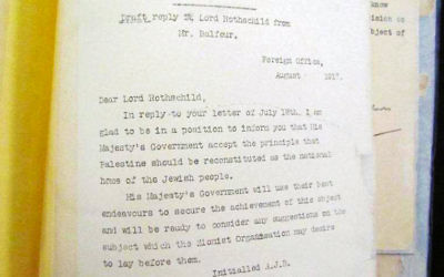 Le texte de la déclaration Balfour, qui soutient l'établissement d'un foyer national juif en Palestine, en 1917. (Crédit : Prime Minister's Office official photo)