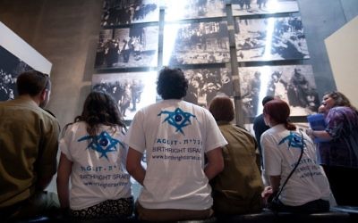 Des participants de Taglit au Mémorial de Yad Vashem (Crédit : Taglit-Birthright Israel - autorisation Yad Vashem/JTA)
