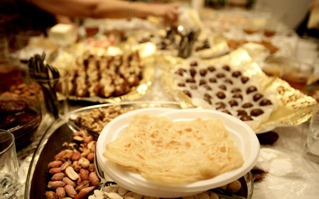 Une Mimouna, fête juive marocaine célébrant la fin de Pessah. Illustration. (Crédit : Abir Sultan/Flash90) Une Mimouna, fête juive marocaine célébrant la fin de Pessah. Illustration. (Crédit : Abir Sultan/Flash90)