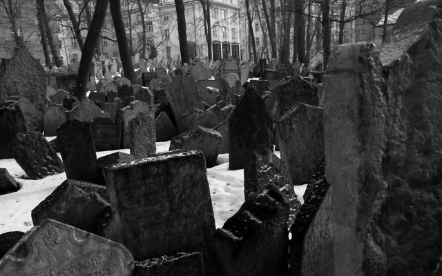 Le cimetière juif de Prague. (Crédit : Rachael Cerrotti/Flash90) Le cimetière juif de Prague. (Crédit : Rachael Cerrotti/Flash90)