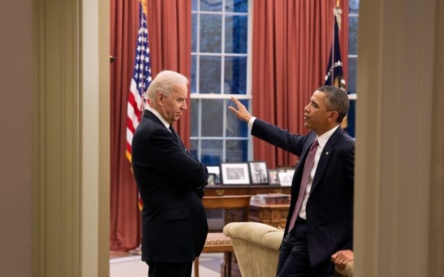 Barack Obama, et  Joe Biden dans le Bureau ovale en mars 2013 (Crédit : Pete Souza/Official White House)