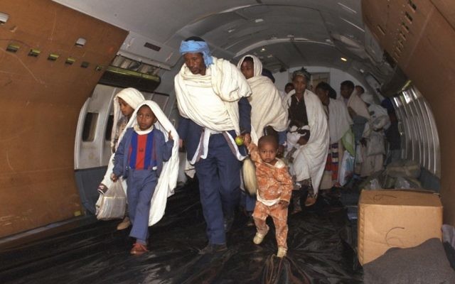 De nouveaux immigrants éthiopiens montent à bord d'Addis Ababa à Israel pendant l'opération Solomon, en 1991 (Crédit : Natan Alpert/GPO)