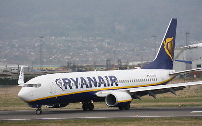 Un Boeing 737-800 (EI-EKR) de la compagnie aérienne irlandaise Ryanair à Belfast. (Crédit : Ardfern, CC, via Wikimedia Commons)