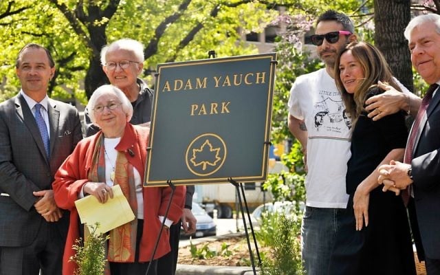 Noel et Frances Yauch, et l'ancien membre des Beastie Boys Adam Horovitz et son épouse Rachael, avec des responsables de la ville de New York et de Brooklyn au moment de l'inauguration du parc Adam Yauch, le 3 mai 2013. (Crédit : Daniel Zuchnik/Getty/via JTA)
