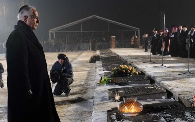 Le Premier ministre Benjamin Netanyahu dépose une couronne lors d'une cérémonie du souvenir lors du 65e anniversaire de la libération du camp d'Auschwitz et en l'honneur des victimes de la Shoah à Auschwitz Birkenau, en Pologne, à l'occasion de la Journée Internationale de la Shoah, le 27 janvier 2010. (Crédit : Avi Ohayon/GPO /Flash90)