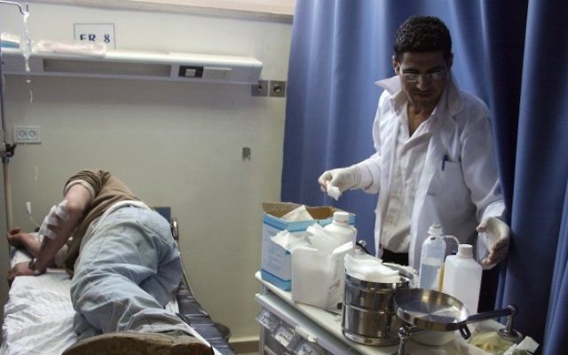 Un Palestinien soigné à l'hôpital de Ramallah, le 17 mars 2011. Illustration. (Crédit : Issam Rimawi/Flash90) Un Palestinien soigné à l'hôpital de Ramallah, le 17 mars 2011. Illustration. (Crédit : Issam Rimawi/Flash90)