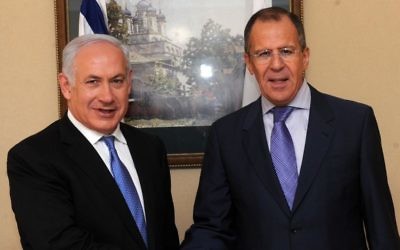 Le ministre russe des Affaires étrangères Sergey Lavrov (à droite) avec le Premier ministre Benjamin Netanyahu à Jérusalem le 24 mars 2011. (Avi Ohayon/GPO/Flash90)
