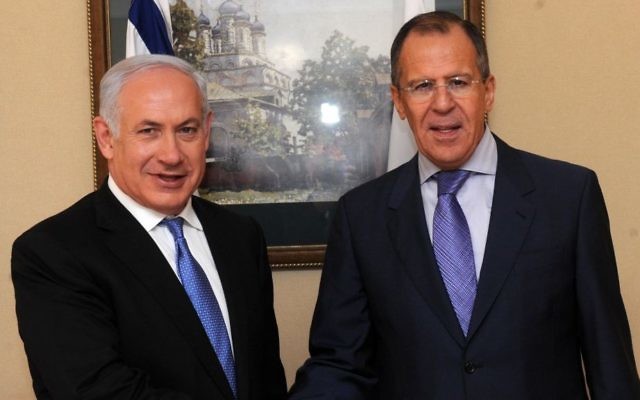 Le ministre russe des Affaires étrangères Sergey Lavrov (à droite) avec le Premier ministre Benjamin Netanyahu à Jérusalem le 24 mars 2011. (Avi Ohayon/GPO/Flash90)