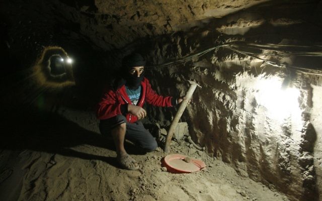 Un Palestinien priant dans un tunnel entre le Sinaï et Rafah, le 3 avril 2013. (Crédit : Wissam Nassar/Flash90)