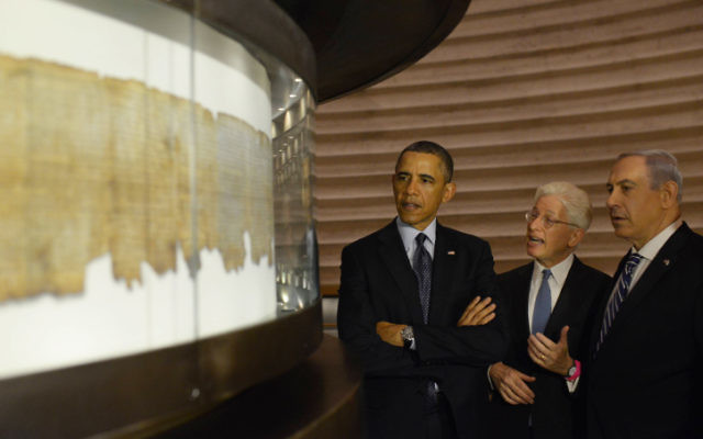 Le Président américain Barack Obama et le Premier ministre Benjamin Netanyahu examinent les ROuleaux de la mer Morte, pendant la visite d'Obama en mars (Crédit : Amos Ben Gershom/GPO/Flash90) Le Président américain Barack Obama et le Premier ministre Benjamin Netanyahu examinent les ROuleaux de la mer Morte, pendant la visite d'Obama en mars (Crédit : Amos Ben Gershom/GPO/Flash90)