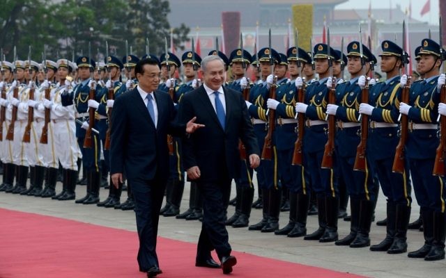 Le Premier ministre chinois Li Keqiang et le Premier ministre Benjamin Netanyahu examinent la garde d'honneur au Palais de l'Assemblée du Peuple le 8 mai 2013 (Crédit : Avi Ohayon / GPO / FLASH90)