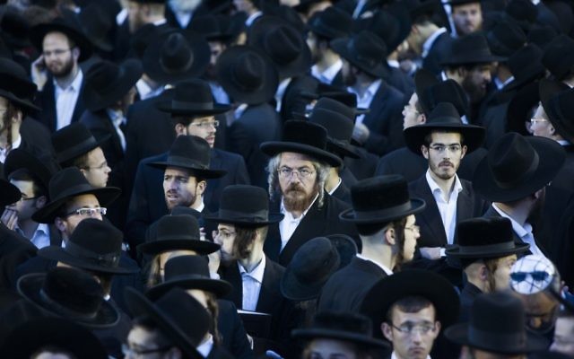 Des milliers de juifs ultra-orthodoxes pendant une manifestation contre le projet du gouvernement d'enrôlement des étudiants de yeshiva dans l'armée israélienne ou le service national, à Jérusalem, le 16 mai 2013. (Crédit : Yonatan Sindel/Flash90)