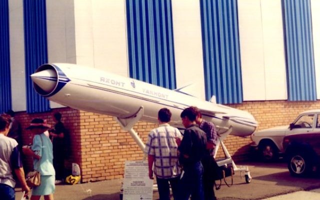 Un missile Yakhont exposé à un salon de l'aéronautique russe en 1997. (Crédit : JNO/CC BY-SA/Wikimedia Commons)