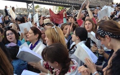Des membres des 'Femmes du Mur' devant le mur Occidental à Jérusalem le 10 mai 2013 (Crédit : Michal Shmulovich/Times of Israel staff)