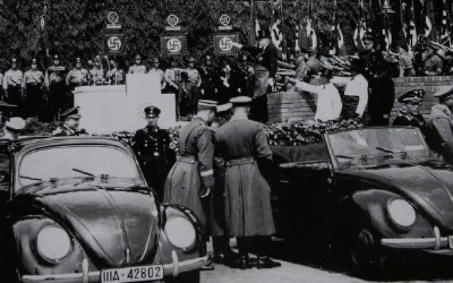 La première pierre de l'usine de Wolfsburg, siège de Volkswagen, fut posée en 1938 par Adolf Hitler (Crédit : domaine public) La première pierre de l'usine de Wolfsburg, siège de Volkswagen, fut posée en 1938 par Adolf Hitler (Crédit : domaine public)