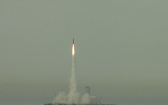 Un missile Arrow 3 missile lancé en test (Crédit : CC BY U.S. Missile Defense Agency, Flickr)
