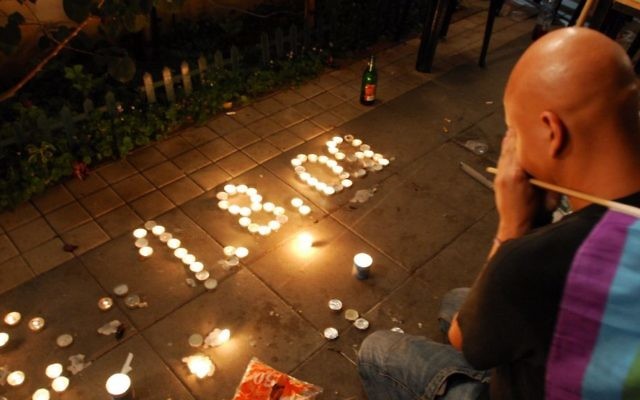 Hommage aux victimes du bar Noar après une fusillade qui avait fait deux morts et 11 blessés dans ce bar gay de Tel Aviv, le 1er août 2009. (Crédit : Gili Yaari/Flash90)