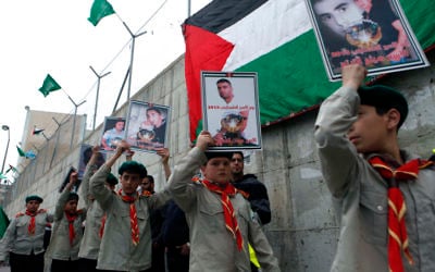 Les enfants d'une école palestinienne dans une procession organisée par le Hamas en solidarité avec les prisonniers détenus en Israël, au camp de réfugiés de Shuafat, en avril 2013. (Crédit : Sliman Khader/Flash90)