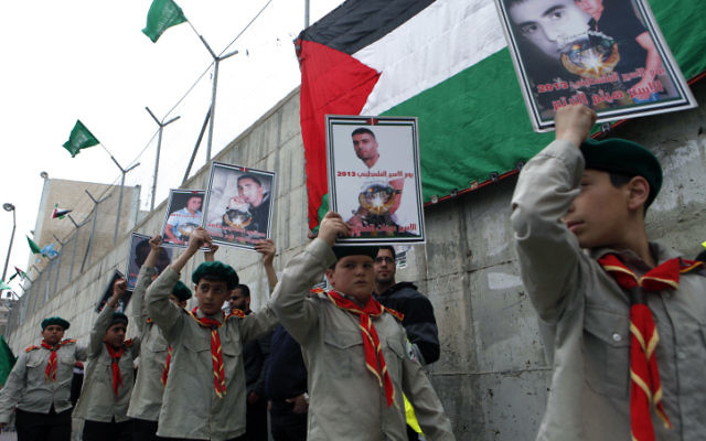 Les enfants d'une école palestinienne dans une procession organisée par le Hamas en solidarité avec les prisonniers détenus en Israël, au camp de réfugiés de Shuafat, en avril 2013. (Crédit : Sliman Khader/Flash90)
