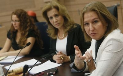 La députée de Yesh Atid Aliza Lavie, au centre, avec Tzipi Livni, à la Knesset, en juin 2013. (Crédit : Miriam Alster/Flash90)