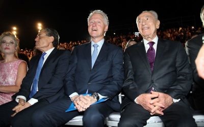 L'ancien président américain Bill Clinton avec Shimon Peres, alors président, au Centre académique Peres de Rehovot, le 17 juin 2013. (Crédit : Gideon Markowicz/Flash90)