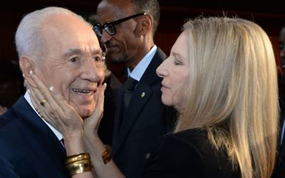 Shimon Peres, alors président, avec la chanteuse Barbra Streisand au 90e anniversaire de Peres, le 19 juin 2013. (Crédit : Kobi Gideon/GPO/Flash90)