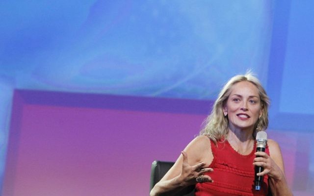 Sharon Stone en Israël en 2013 (Crédit : Miriam Alster/Flash 90) Sharon Stone en Israël en 2013 (Crédit : Miriam Alster/Flash 90)
