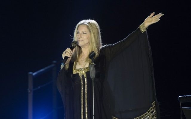 La chanteuse juive américaine Barbra Streisand en concert au Bloomfield Stadium à Tel Aviv, le 20 juin 2013 (Crédit : Yonatan Sindel / Flash90)