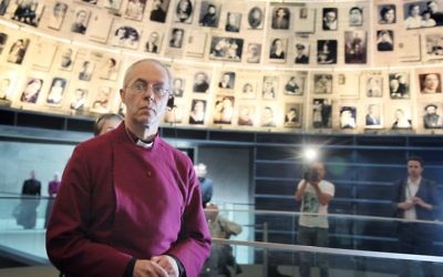 L'archevêque de Canterbury et chef de l'Eglise anglicane Justin Welby dans la Salle des Noms du musée de la mémoire de Yad Vashem à Jérusalem, le 27 juin 2013. (Crédit : Isaac Harari/Flash90)