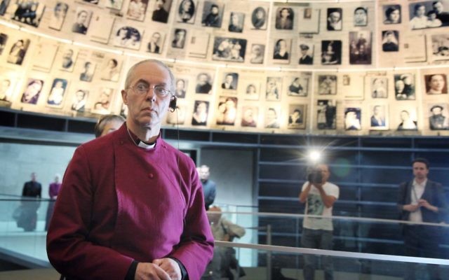 L'archevêque de Canterbury et chef de l'Eglise anglicane Justin Welby dans la Salle des Noms du musée de la mémoire de Yad Vashem à Jérusalem, le 27 juin 2013. (Crédit : Isaac Harari/Flash90)