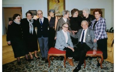 Sir Nicholas Winton accompagné de quelques enfants sauvés (Crédit : Menemsha Films)