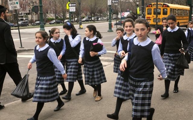 Illustration. Des jeunes élèves ultra-orthodoxes descendent d'un bus scolaire à Crown Heights, Brooklyn. (Crédit : Serge Attal /Flash90)
