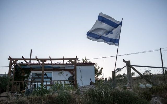Mobile home dans l'avant-poste d'Amona, en Cisjordanie. (Crédit : Noam Moskowitz/Flash90) Mobile home dans l'avant-poste d'Amona, en Cisjordanie. (Crédit : Noam Moskowitz/Flash90)