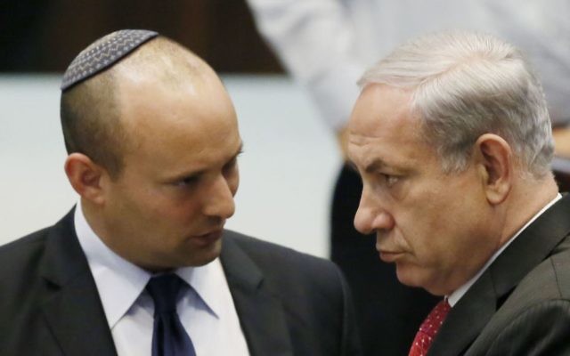 Le Premier ministre Benjamin Netanyahu (à droite) avec Naftali Bennett, président du parti HaByit HaYehudi, à la Knesset, le 22 avril 2013. (Crédit : Miriam Alster/Flash90) Le Premier ministre Benjamin Netanyahu (à droite) avec Naftali Bennett, président du parti HaByit HaYehudi, à la Knesset, le 22 avril 2013. (Crédit : Miriam Alster/Flash90)