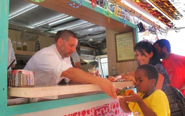 Le chef Assaf Granit pendant le JSOC FoodTrip (Crédit : Leeor Bronis/Times of Israel)