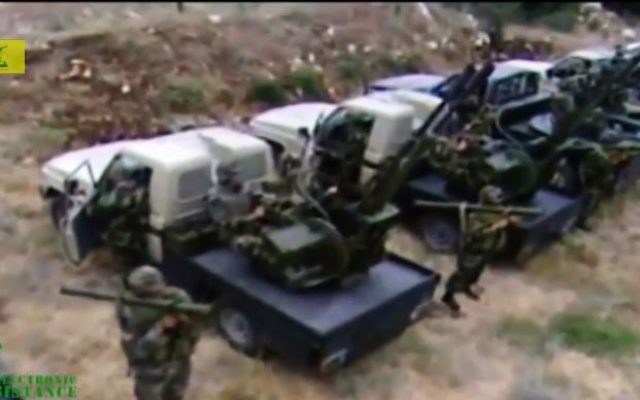 Des combattants du Hezbollah flors d'un entraînement. (Crédit : capture d'écran Youtube/ElectronicMedia) Des combattants du Hezbollah flors d'un entraînement. (Crédit : capture d'écran Youtube/ElectronicMedia)