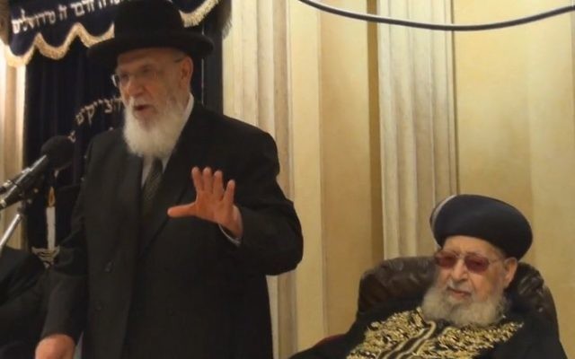 Rabbi Ovadia Yosef (droite) et Rabbi Shalom Cohen en 2013 (Crédit : Kikar Hashabat)